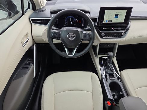 Used 2024 Toyota Corolla Cross XLE image 11