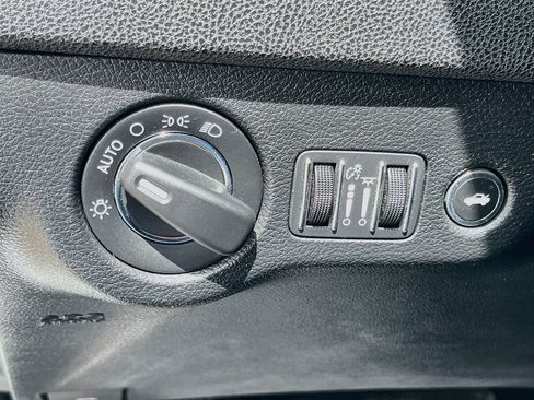 Used 2022 Chrysler 300 Touring w/ Sport Appearance Package RWD image 10
