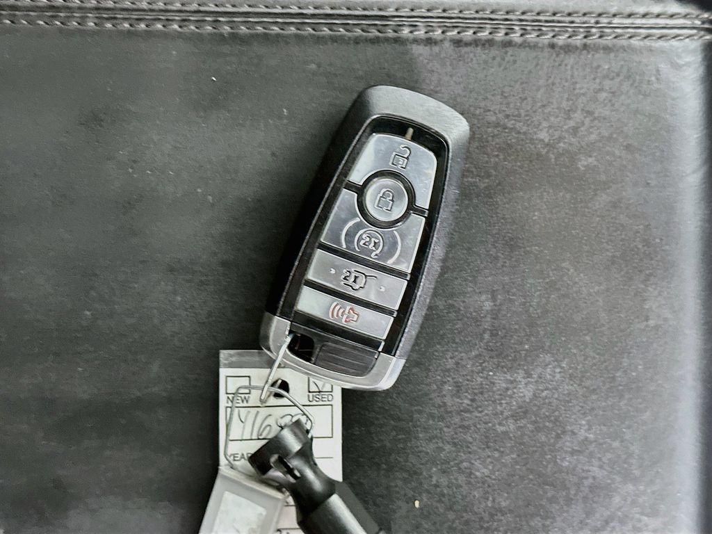 Used 2020 Ford Explorer Platinum w/ Premium Technology Package AWD/4WD image 34