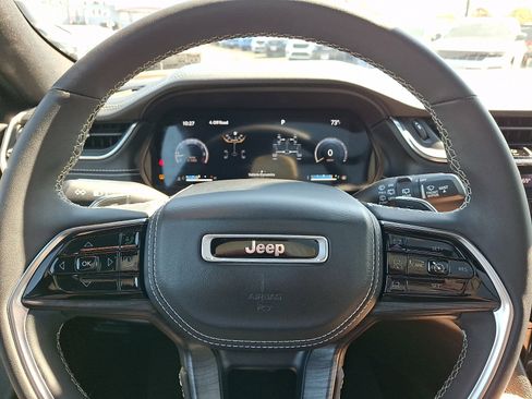 Used 2023 Jeep Grand Cherokee Overland w/ Luxury Tech Group IV AWD/4WD image 19