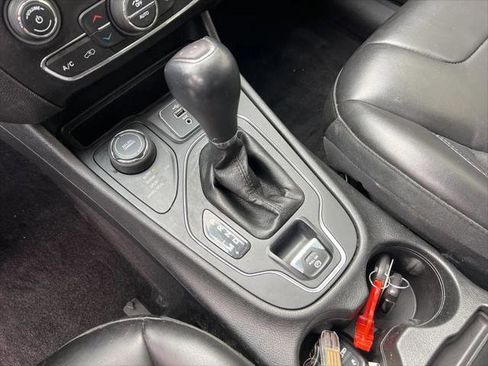 Certified 2019 Jeep Cherokee Latitude Plus w/ Comfort/Convenience Group image 18