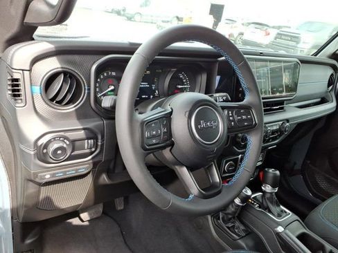Used 2025 Jeep Wrangler Unlimited Rubicon 4xe AWD/4WD image 8