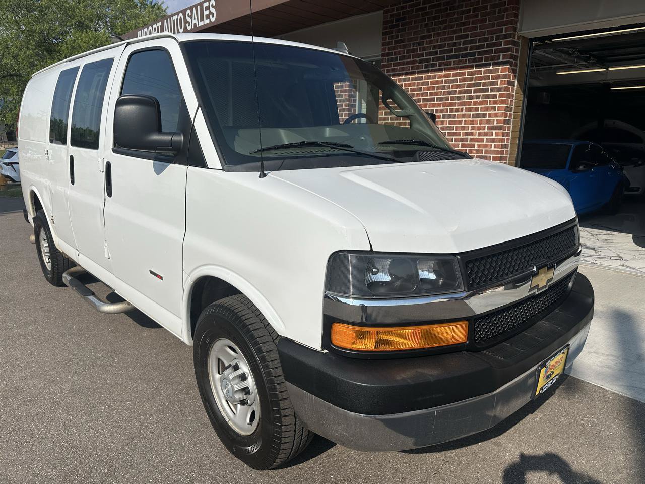 Used 2019 Chevrolet Express 3500 w/ Driver Convenience Package RWD image 2