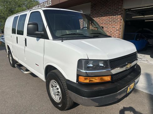 Used 2019 Chevrolet Express 3500 w/ Driver Convenience Package RWD image 2