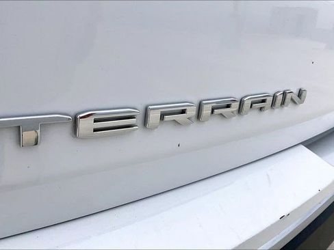 Used 2024 GMC Terrain SLT image 8