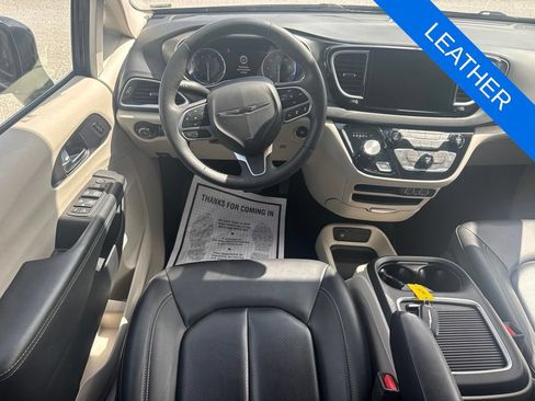 Used 2024 Chrysler Pacifica Touring-L FWD image 5