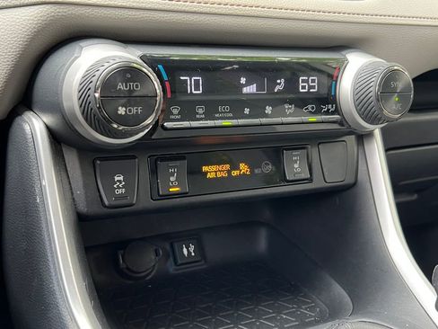 Used 2019 Toyota RAV4 XLE Premium w/ Cold Weather Package AWD/4WD image 31