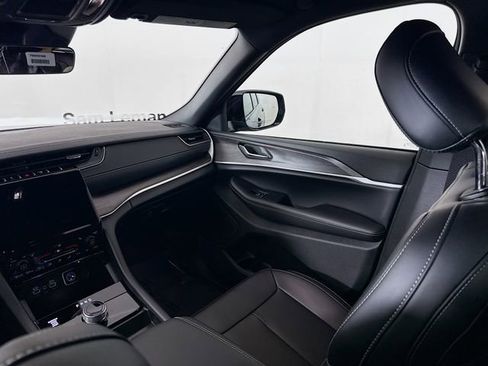 New 2025 Jeep Grand Cherokee Limited image 23