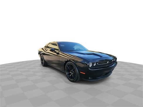 Used 2015 Dodge Challenger SXT w/ Driver Convenience Group image 2