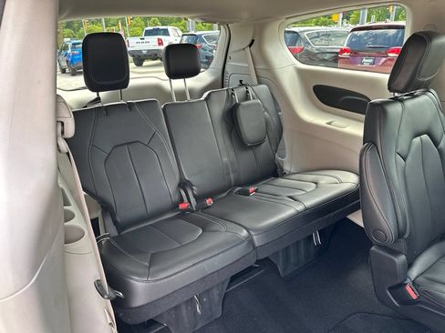 Used 2023 Chrysler Pacifica Touring-L AWD/4WD image 22