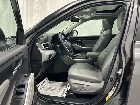 Used 2025 Toyota Highlander XLE image 10