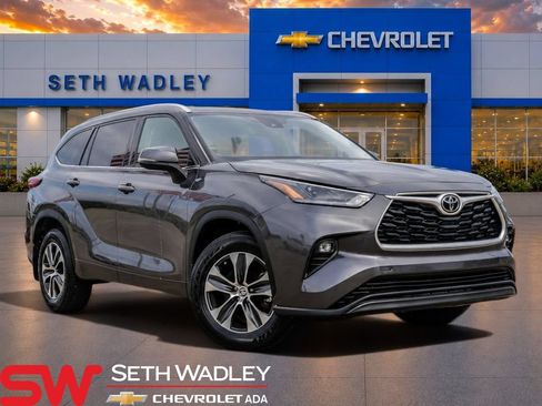 Used 2021 Toyota Highlander XLE AWD/4WD image 1