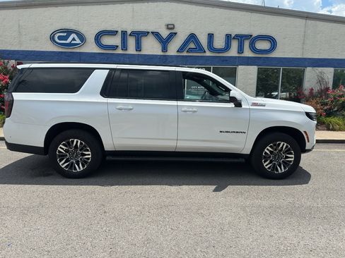 Used 2025 Chevrolet Suburban Z71 AWD/4WD image 3
