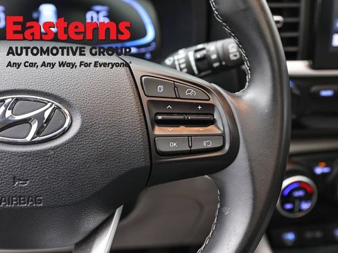 Used 2025 Hyundai Venue SEL FWD image 15