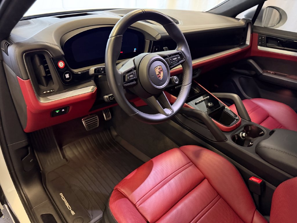 Used 2025 Porsche Cayenne GTS AWD/4WD image 4