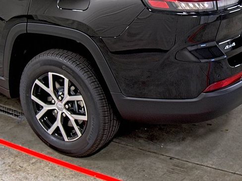 New 2025 Jeep Grand Cherokee L Limited w/ Luxury Tech Group II image 9