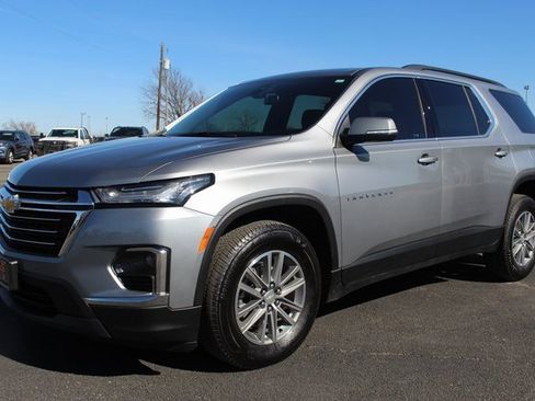 Used 2024 Chevrolet Traverse LT image 3