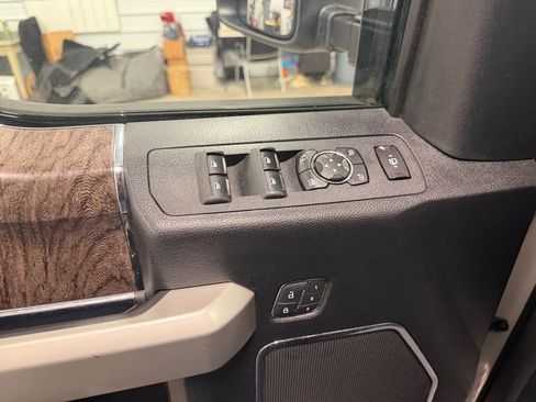 Used 2019 Ford F250 Lariat w/ Chrome Package image 17