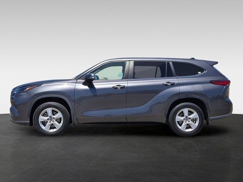 Used 2023 Toyota Highlander LE AWD/4WD image 7