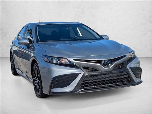 Used 2023 Toyota Camry SE image 3