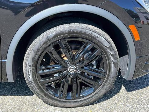 Used 2022 Volkswagen Tiguan SE R-Line image 10