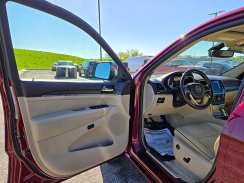 Used 2019 Jeep Grand Cherokee Overland AWD/4WD image 13