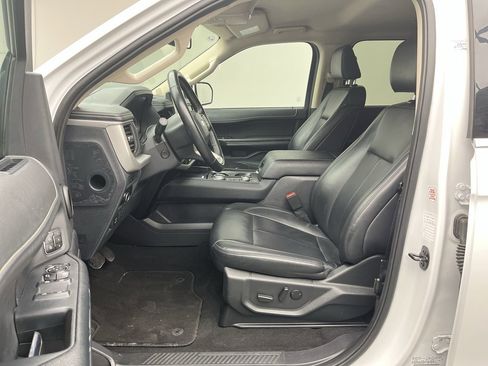 Used 2024 Ford Expedition XLT image 3