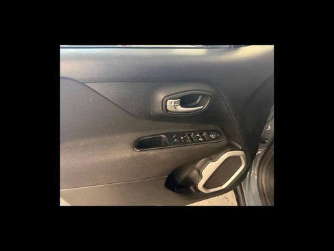 Used 2018 Jeep Renegade Latitude w/ Cold Weather Group AWD/4WD image 12
