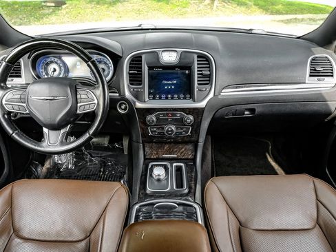 Used 2018 Chrysler 300 Limited image 14