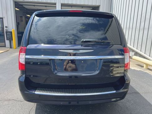 Used 2011 Chrysler Town & Country Touring-L w/ Entertainment Group #2 FWD image 7