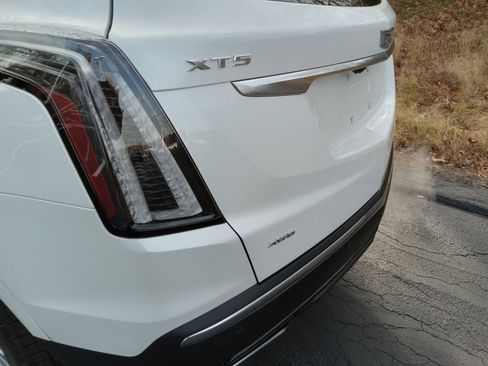 Used 2025 Cadillac XT5 Sportv w/ LPO, Red Accent Package image 9