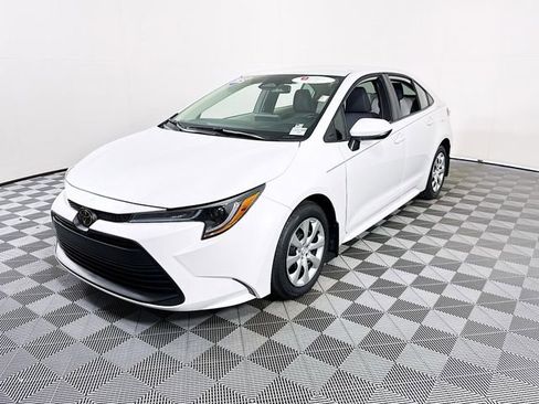 Certified 2025 Toyota Corolla LE image 3