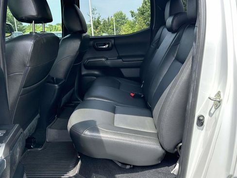 Used 2017 Toyota Tacoma TRD Sport w/ Premium & Technology Package AWD/4WD image 9