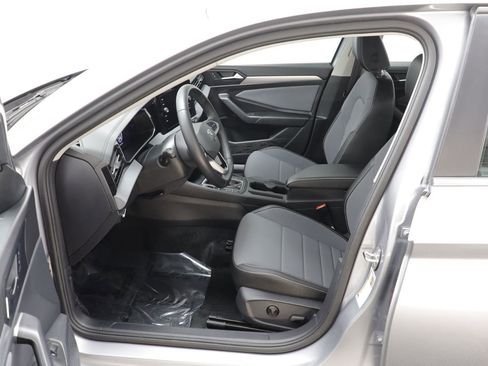 Used 2025 Volkswagen Jetta SE image 6