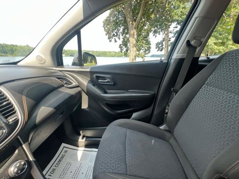 Used 2020 Chevrolet Trax LS FWD image 31