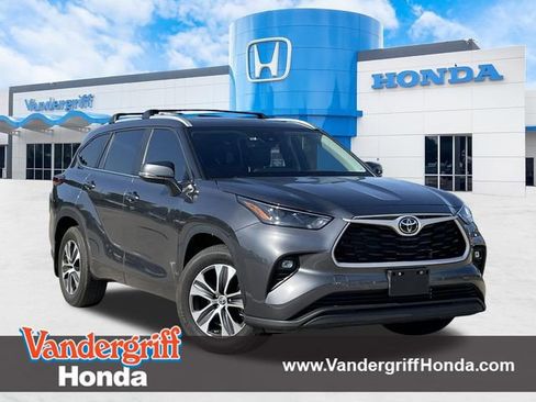 Used 2023 Toyota Highlander XLE FWD image 1