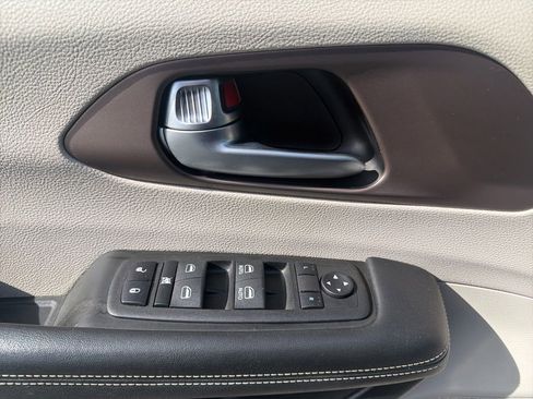 Used 2023 Chrysler Voyager LX FWD image 10