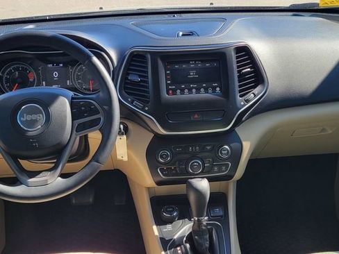 Used 2020 Jeep Cherokee Latitude w/ Cold Weather Group AWD/4WD image 11