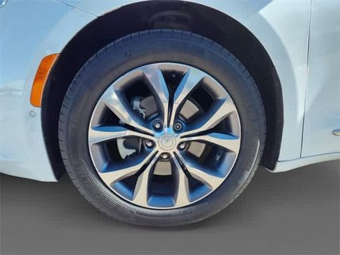 Used 2017 Chrysler Pacifica Limited image 9