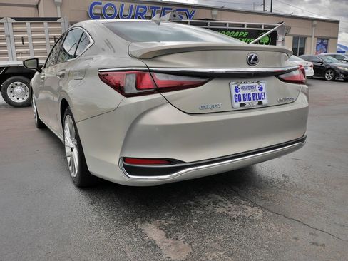 Used 2019 Lexus ES 300h w/ Accessory Package 2 image 5