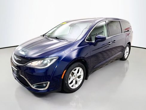 Used 2018 Chrysler Pacifica Touring Plus w/ Tire & Wheel Group FWD image 3