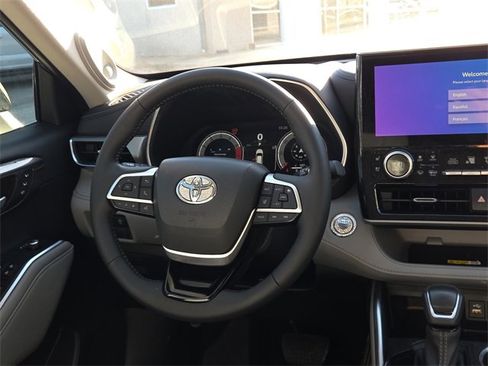 Used 2023 Toyota Highlander L image 14