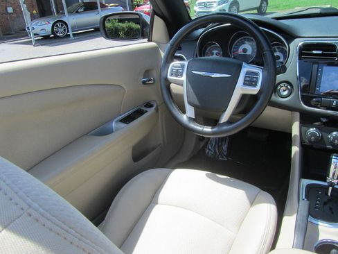 Used 2011 Chrysler 200 Touring FWD image 15