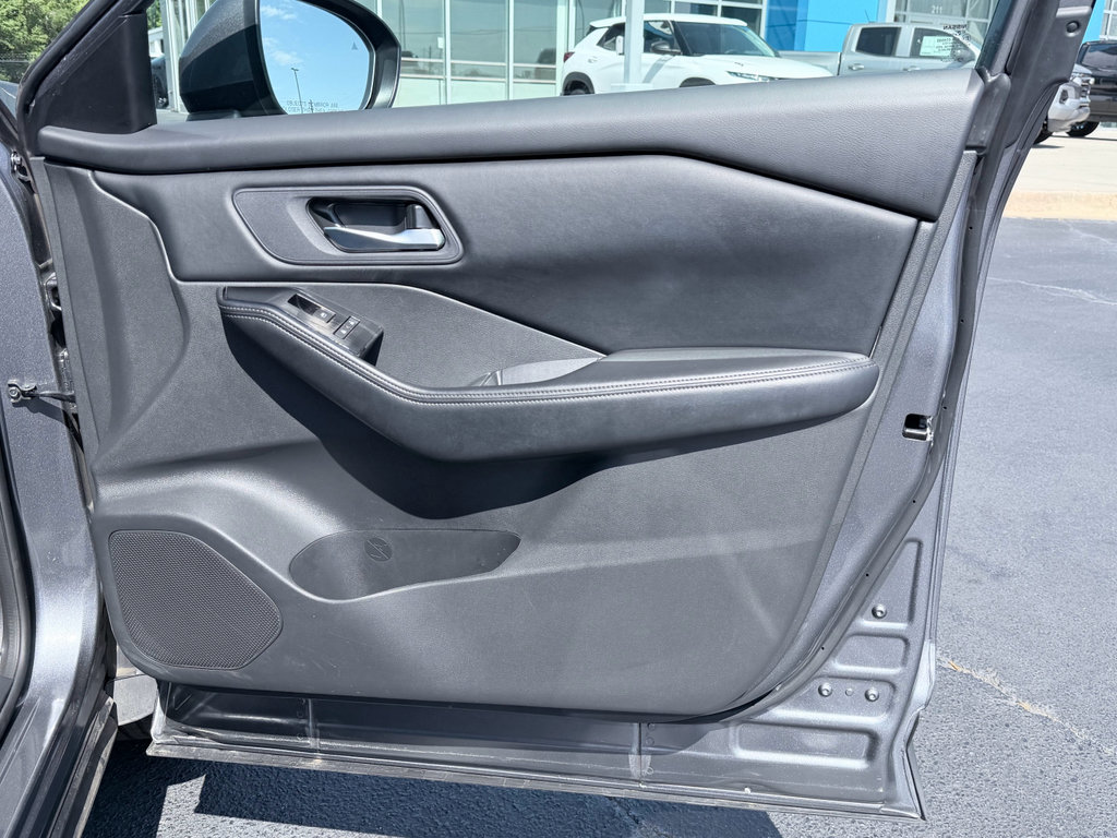 Used 2025 Nissan Rogue SV FWD image 30