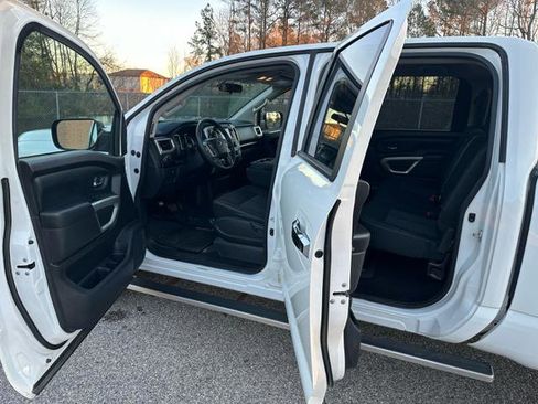 Used 2019 Nissan Titan SV image 26