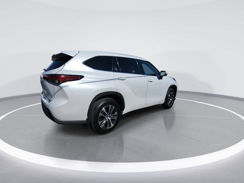 Used 2022 Toyota Highlander XLE image 8