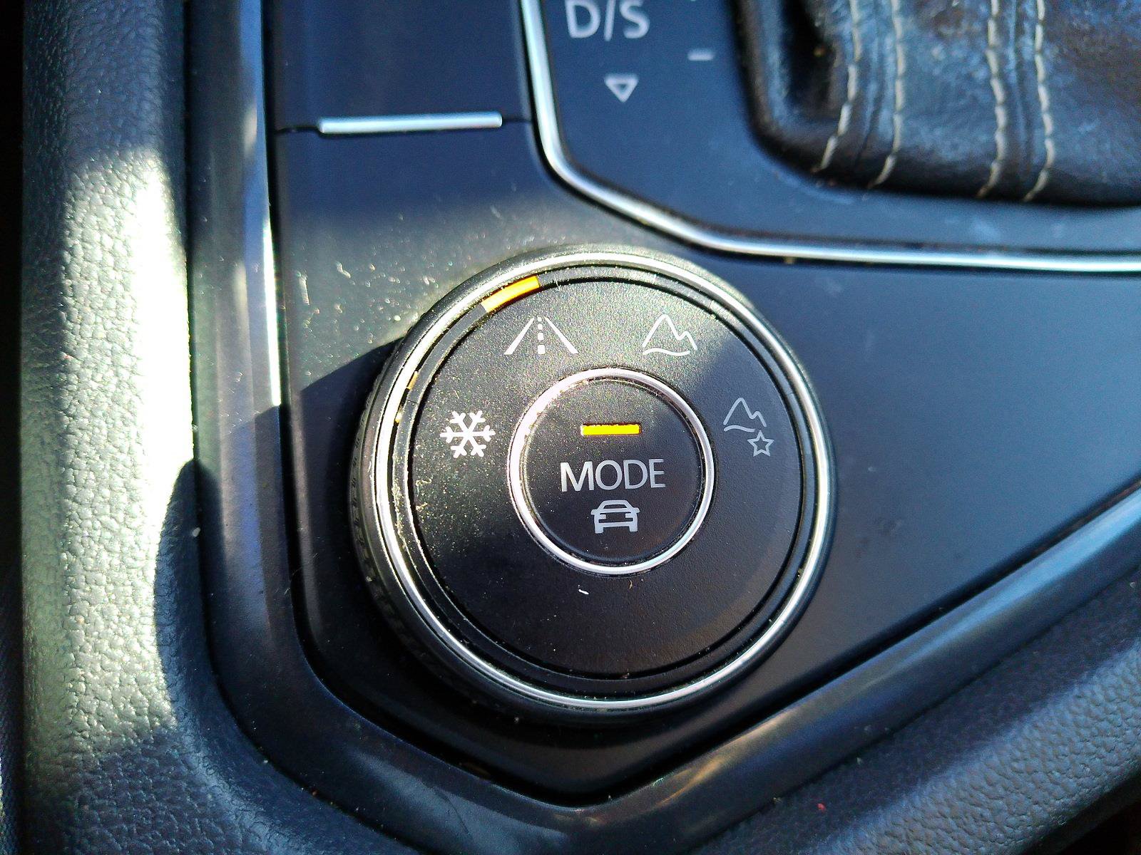 Used 2021 Volkswagen Tiguan SEL AWD/4WD image 24
