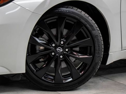 Used 2023 Nissan Maxima SR w/ Sport Mat Group FWD image 3