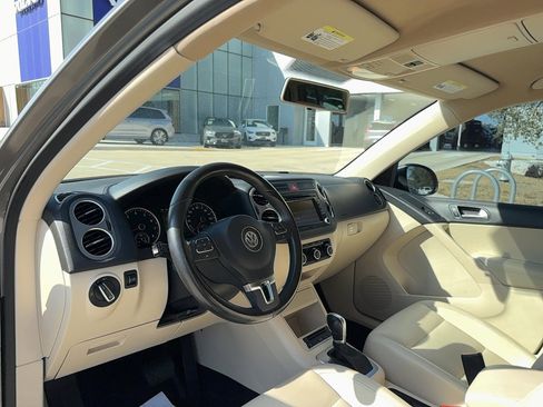Used 2011 Volkswagen Tiguan SE image 13
