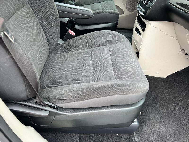 Used 2018 Dodge Grand Caravan SE w/ UConnect Hands-Free Group FWD image 30